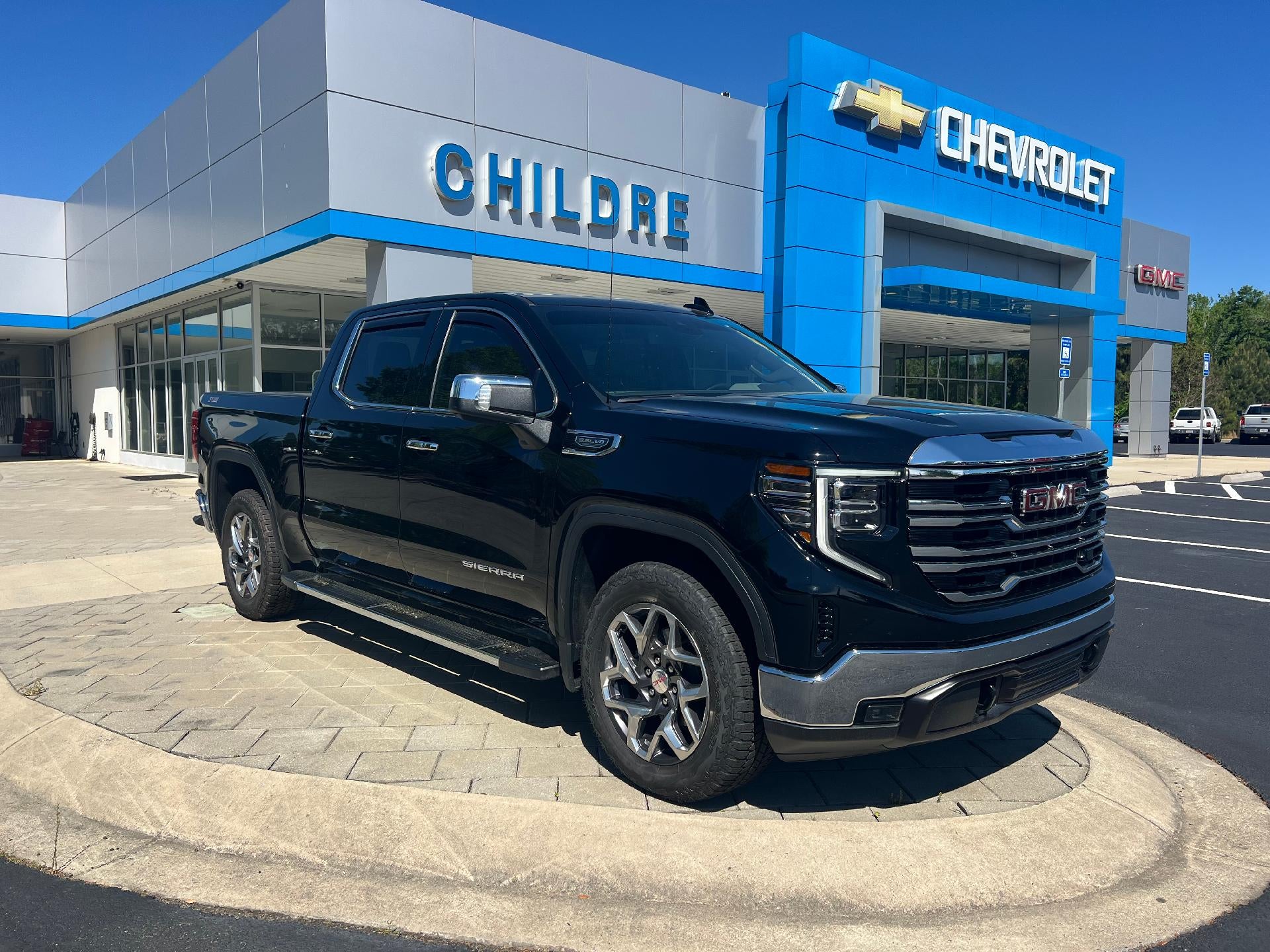 2022 GMC Sierra 1500 SLT in Onyx Black — front three-quarter view